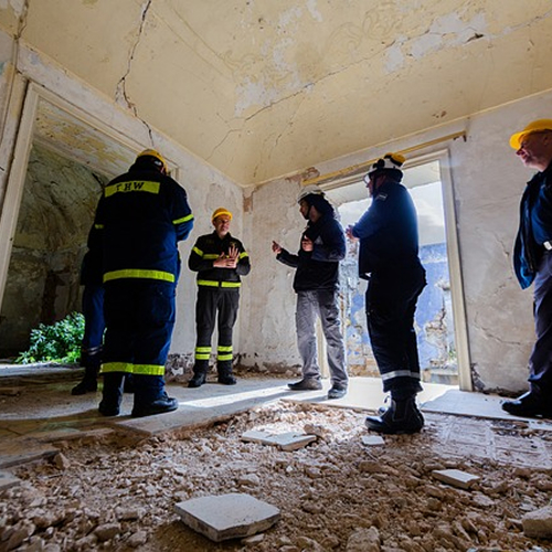 foto de un equipo de obreros supervisando una estructura